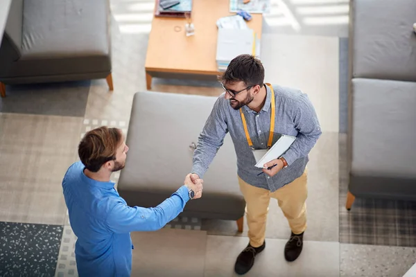 Seller and customers handshake at the time of purchase. — Stockfoto