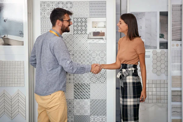 Salesman handshake di successo con la donna cliente al momento dell'acquisto — Foto Stock