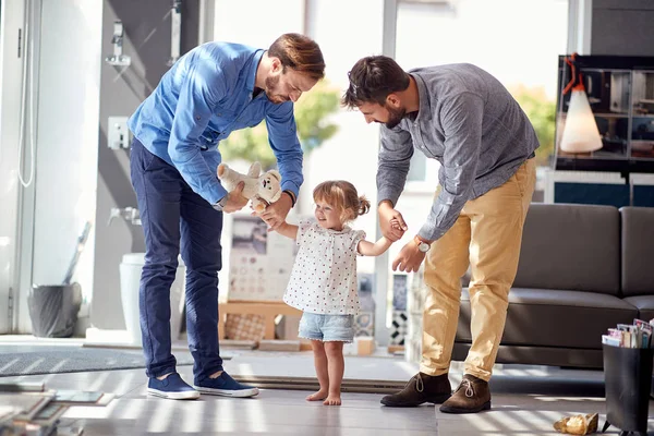 Família feliz se divertindo nas compras — Fotografia de Stock