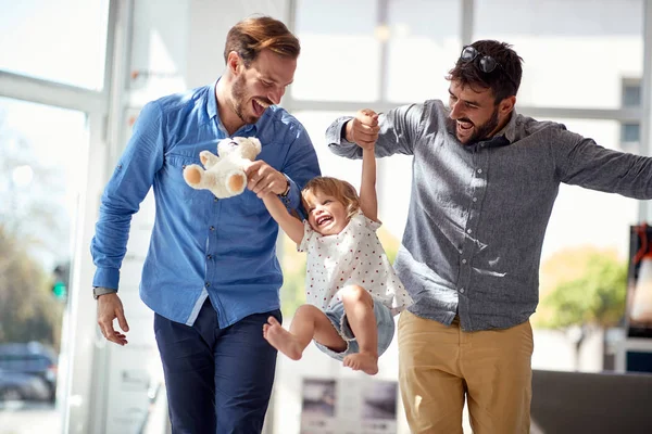 Menina criança em compras com gay parents.family se divertindo em sh — Fotografia de Stock