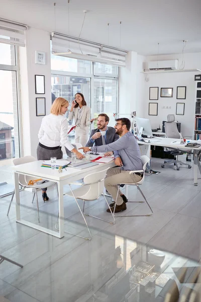 Business team discusses new ideas at a business meeting working — Φωτογραφία Αρχείου