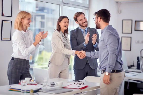 Apretón de manos de los empresarios en la reunión. gente de negocios complet — Foto de Stock