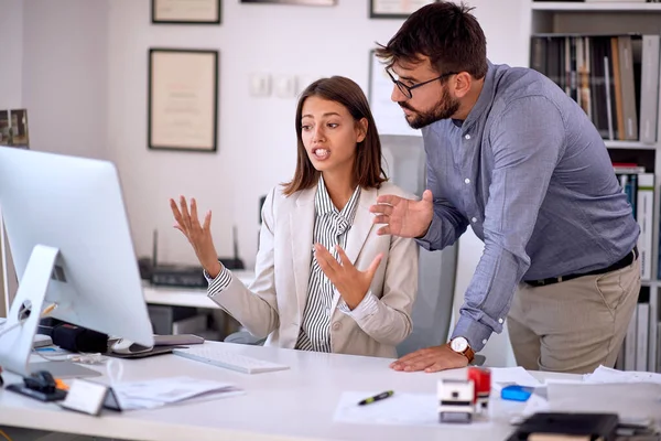 Business woman and business man  at office working at computer. — Stockfoto