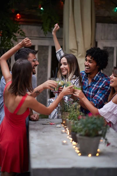 Groupe d'adultes s'amusant au bar en plein air, pain grillé avec coq — Photo