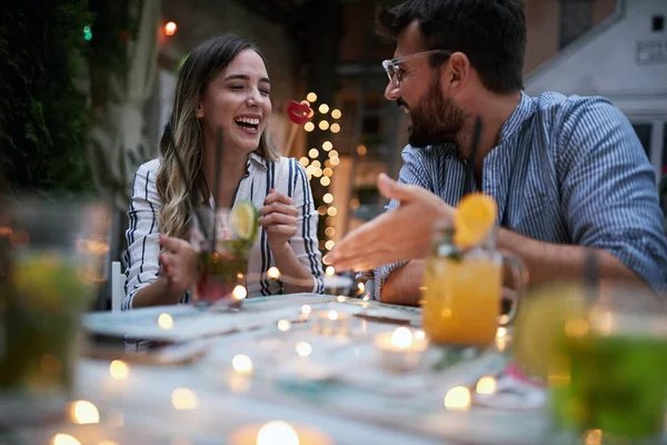 Giovane coppia adulta che parla al bar, beve qualcosa. socializzare , — Foto Stock