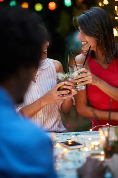 Young adults making a toast, drinking cocktails, laughing. Fun, — Stock Fotó