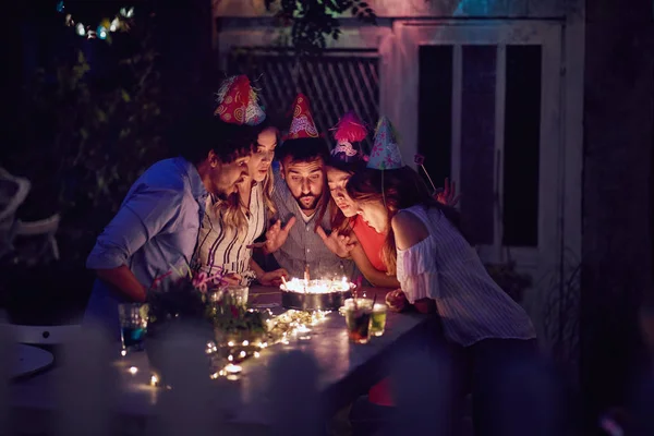 Близькі друзі дме свічки на день народження разом. перемикання, м — стокове фото