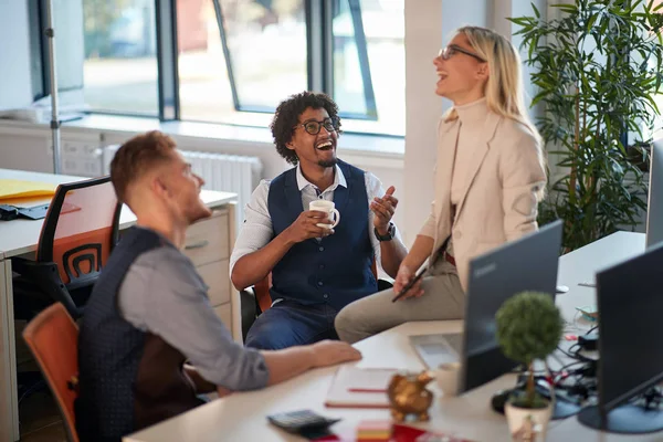 Tres colegas divirtiéndose en el trabajo en la oficina. casual, moderno, b — Foto de Stock