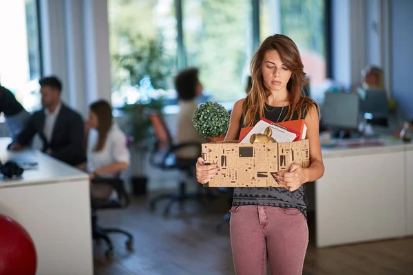 Young female got fired and moving out of the office. end, new be — Stock Photo, Image