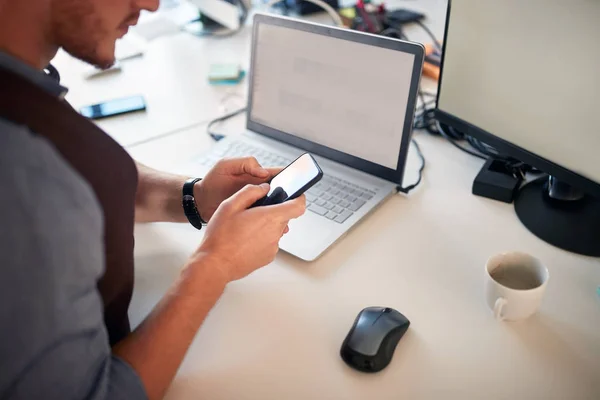 Jeune homme d'affaires tapant au téléphone portable sur son lieu de travail. busine — Photo