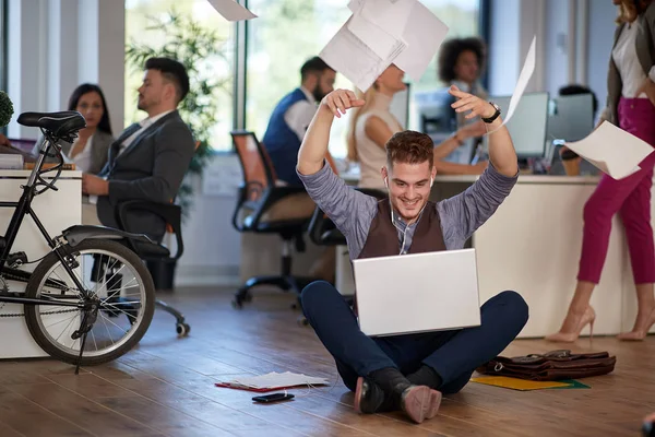 Giovane uomo d'affari riceve una buona notizia sul suo computer portatile. Lancio — Foto Stock