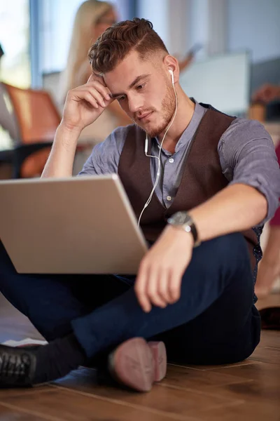 Young business man watching at his laptop, thinking, Focus,  thinking, — Stockfoto