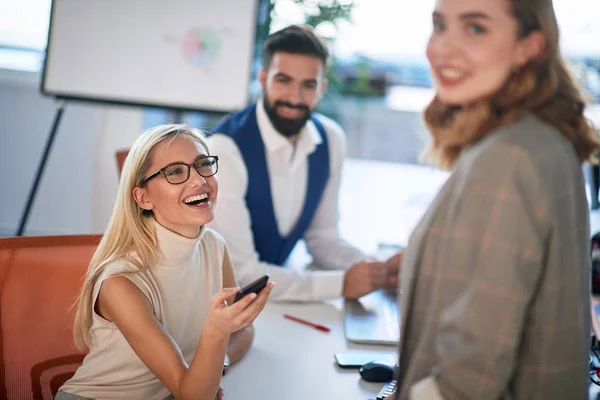 Colegas jóvenes que tienen un buen rato en el trabajo en el negocio moderno office.casual — Foto de Stock