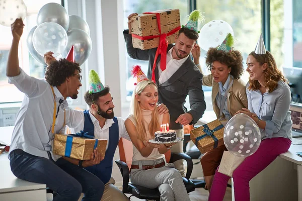 Colleghi che festeggiano il compleanno a lavoro in ufficio. sorpresa, bir — Foto Stock