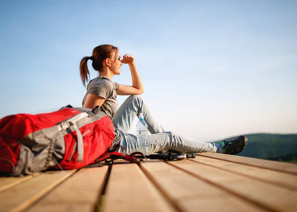 Turista Dívka Dívá Dálku Pauzu Lezení — Stock fotografie