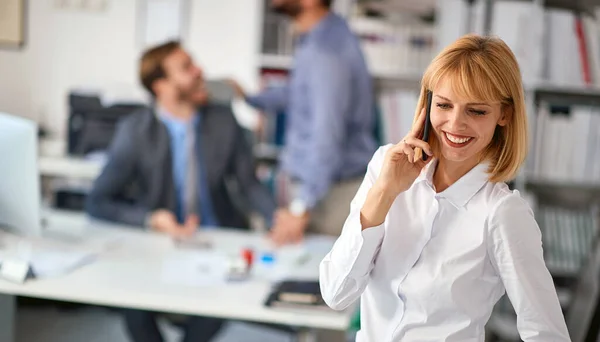 Úspěšná Pracovnice Kanceláři Business Usměvavá Žena Těší Práci Mluví Mobilním — Stock fotografie