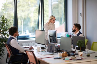 Sarışın bayan patron modern parlak ofisteki çalışanlarla konuşuyor. communication, conversation, business, concept