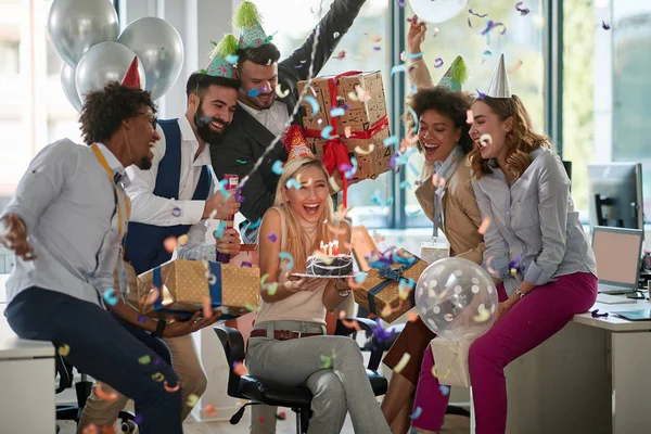 Grupo Colegas Surpreendendo Colega Feminina Com Bolo Aniversário Trabalho Surpresa — Fotografia de Stock