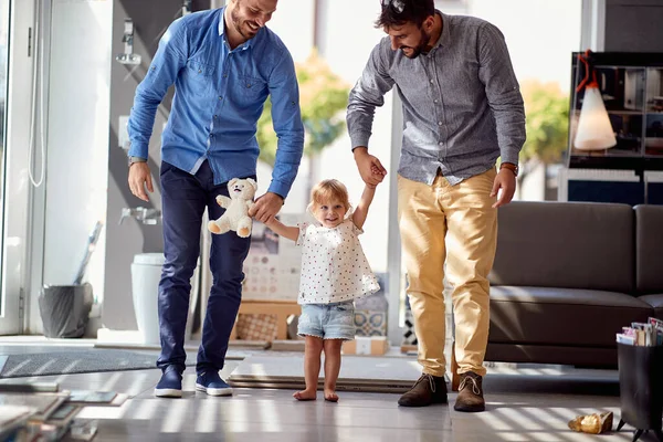 Feliz Niña Las Compras Con Parents Family Divertirse Las Compras —  Fotos de Stock