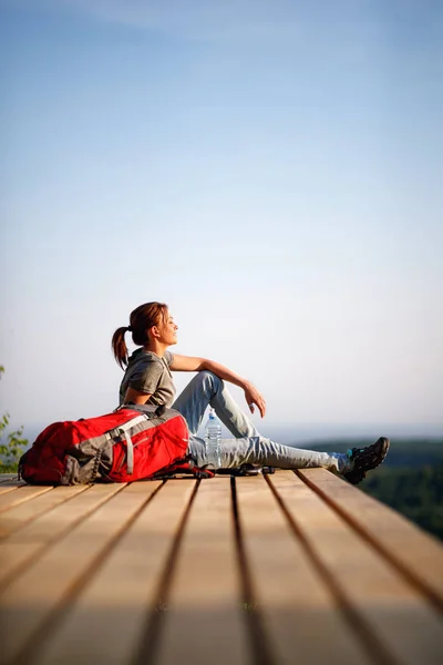 Young Female Enjoying Break Hiking — Stock Photo, Image