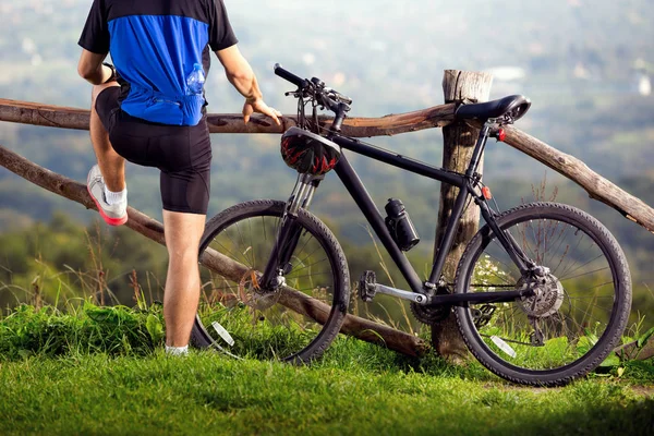 Ciclista Ativo Fazendo Uma Pausa Colina — Fotografia de Stock