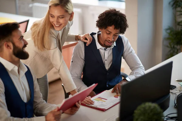 Colegas Multiétnicos Hablando Sonriendo Trabajando Oficina Analizando Estadísticas Business Modern — Foto de Stock