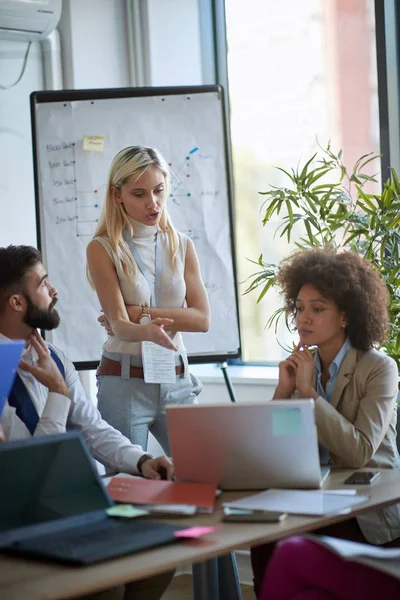 Mujer Negocios Mostrando Explicando Información Portátil Uno Sus Colegas Concepto — Foto de Stock