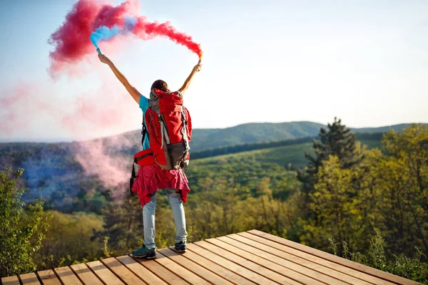 Caminhante Ondas Femininas Com Fumaça Tocha Envia Sinais Para Amigos — Fotografia de Stock