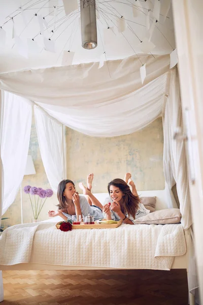 Twee Vrouwen Ontbijten Bed Kopieerruimte Lesbisch Ontbijt Bed Kopieerruimte — Stockfoto