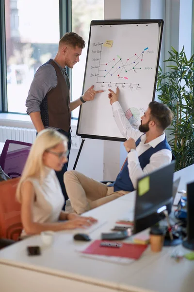 Kollegor Som Visar Data Whiteboard Diskuterar Tillfällig Kort Affärsidé — Stockfoto