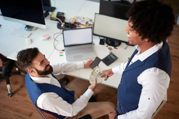 Två Kolleger Multietniska Kontoret Som Har Utbyte Kontanter Företag Pengar — Stockfoto