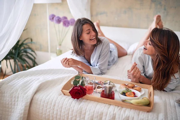 Lesbiche Ridendo Sorridendo Sorpreso Dalla Colazione Letto Pigiama Party Casual — Foto Stock