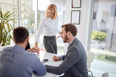 İş arkadaşları ofiste birlikte çalışıyorlar.. 