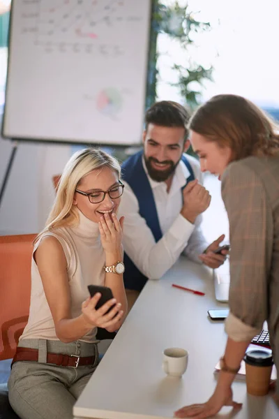 Colegas Que Comparten Contenido Divertido Desde Teléfono Celular Trabajo Concepto — Foto de Stock