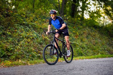 Doğadaki dağ bisikleti