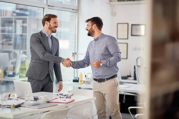 Gente Negocios Sonriente Apretón Manos Reunión Exitosa — Foto de Stock