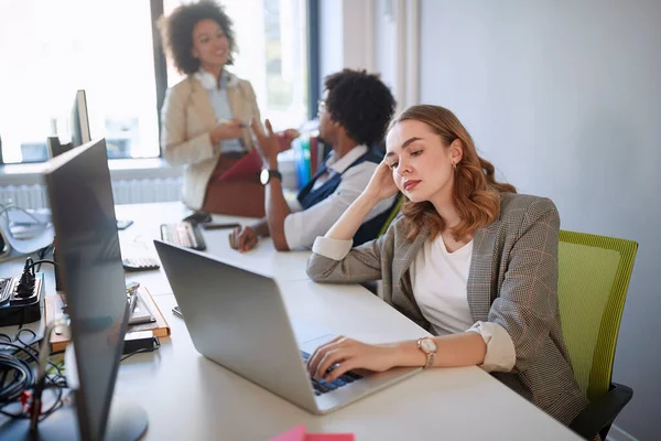 Feminino Pensativo Trabalho Olhando Para Seu Laptop Inclinado Sua Mão — Fotografia de Stock