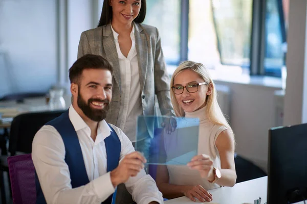 Jóvenes Satisfechos Colegas Oficina Mostrando Representando Nuevos Aparatos Negocios Tecnología — Foto de Stock