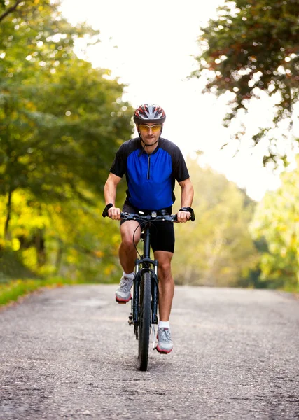 Sportowy Aktywny Człowiek Jeździć Rowerze — Zdjęcie stockowe