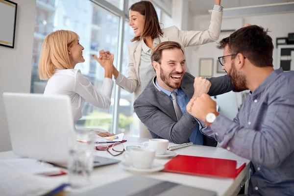 Giovani Uomini Affari Successo Felici Riunione Ufficio — Foto Stock