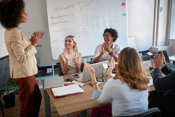 Grupo Jóvenes Empresarios Aplaudiendo Las Manos Después Una Presentación Exitosa — Foto de Stock