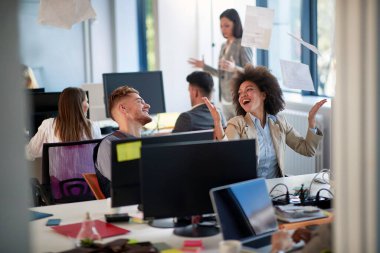 Proje sona erdi. Mutlu çalışanlar başarılı bitirme projesini kutluyorlar..