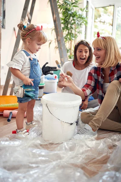 Twee Vriendinnen Verhuizen Naar Een Nieuw Appartement Met Schattig Klein — Stockfoto