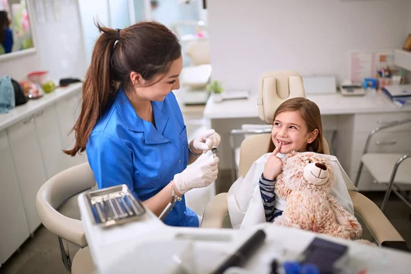 Uśmiechnięta Dziewczyna Krześle Dentystycznym Pokazuje Zęba Dentyście — Zdjęcie stockowe