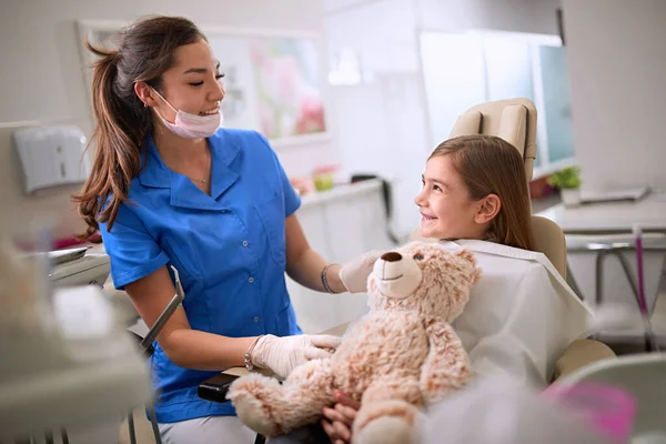 Criança Sorridente Cadeira Dentária Com Dentista — Fotografia de Stock