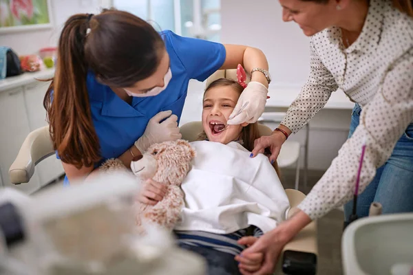 Девочка Открытым Ртом Мамой Стоматолога — стоковое фото