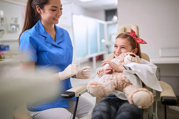 Criança Feminina Dentista Abraçando Ursinho Pelúcia — Fotografia de Stock