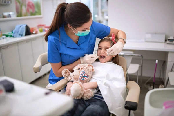 Junge Zahnärztin Untersucht Zähne Von Kindern — Stockfoto