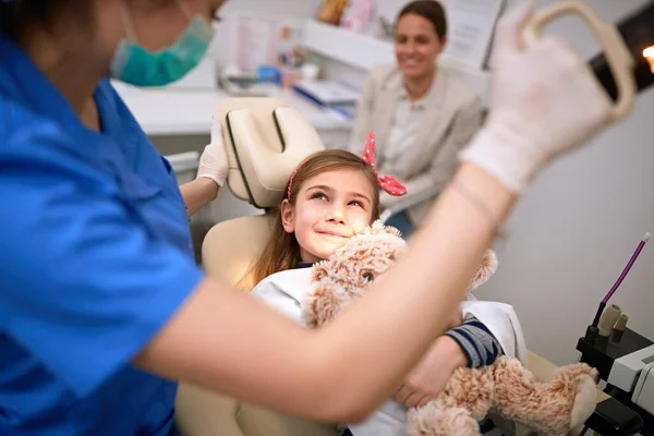 Menina Sorridente Cadeira Dental — Fotografia de Stock
