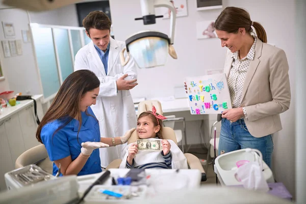 Criança Feminina Feliz Clínica Odontológica Despertar Dente Bebê — Fotografia de Stock